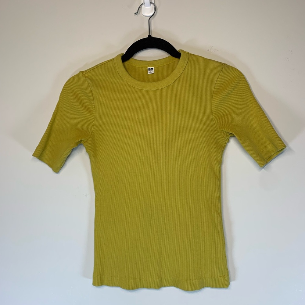 Uniqlo Ribbed Crew Neck Half-Sleeve T-Shirt in Mustard Yellow - Size S